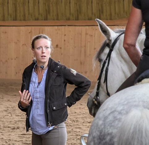 nancy-heiber-unterichtet-reiten-mit-pferd