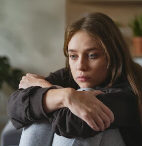 shutterstock_2215423007 traurig-frustriert-pferd-stress